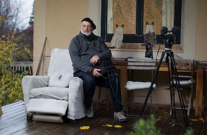 Carlos de Hita, en su casa junto al bosque en Valsaín (Segovia).