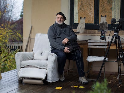 Carlos de Hita, en su casa junto al bosque en Valsaín (Segovia).