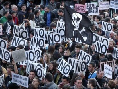 Los manifestantes, con carteles de protesta por los recortes en la enseñanza, al inicio de la marcha del miércoles en Valencia.