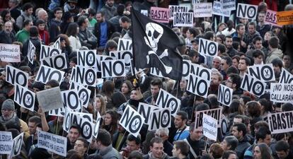 Los manifestantes, con carteles de protesta por los recortes en la enseñanza, al inicio de la marcha del miércoles en Valencia.