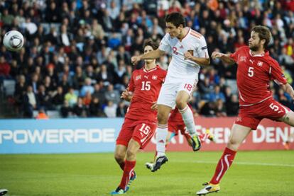 Ander Herrera remata de cabeza, anticipándose a los centrales suizos, Rossini y Klose, en la jugada del primer gol de España.