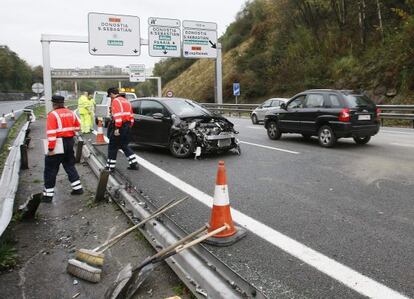 Uno de los accidentes registrados en la mañana de este martes, en la variante de San Sebastián.