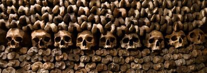 Los huesos de seis millones de personas se acumulan en el osario de las catacumbas ubicadas en el distrito XIV de París, en la orilla izquierda del Sena.