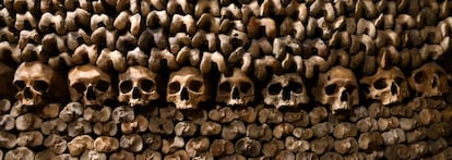 Los huesos de seis millones de personas se acumulan en el osario de las catacumbas ubicadas en el distrito XIV de París, en la orilla izquierda del Sena.