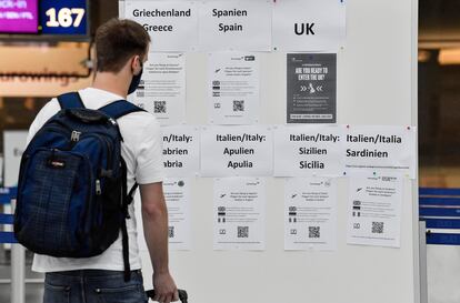 Un pasajero mira el panel con las informaciones de viaje a varios países, este lunes en el aeropuerto alemán de Dusseldorf.