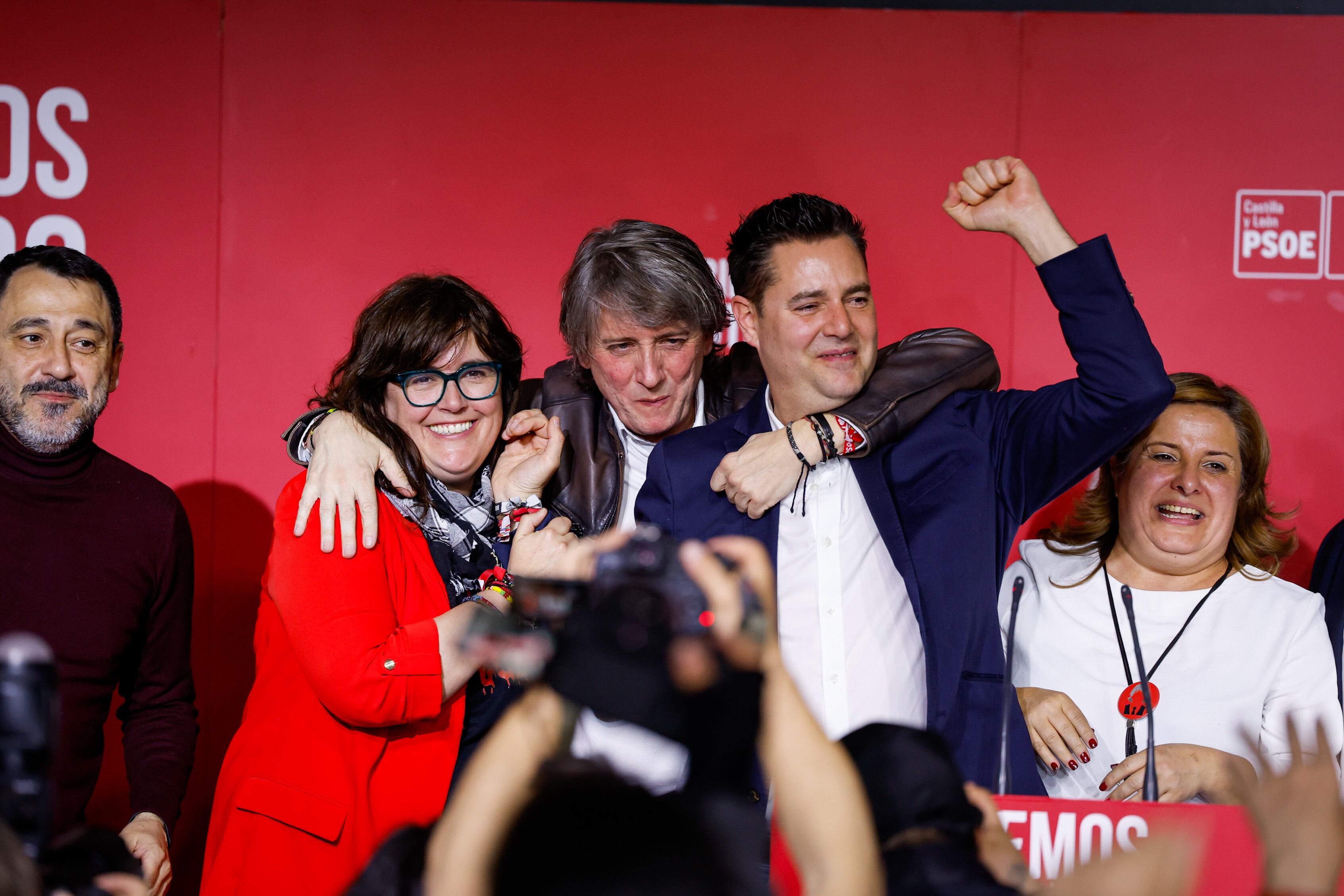 Carlos Martínez se abraza con la teniente de alcalde de Soria, Ana Alegre, y con el secretario de organización del PSOE en Castilla y León, Daniel de la Rosa, este domingo.