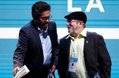Iván Márquez, a la izquierda, junto a Rodrigo Londoño, último comandante en jefe de las FARC, durante un Congreso que surgió de la guerrilla, en Bogotá, en 2017.