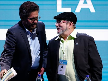 Iván Márquez, a la izquierda, junto a Rodrigo Londoño, último comandante en jefe de las FARC, durante un Congreso que surgió de la guerrilla, en Bogotá, en 2017.