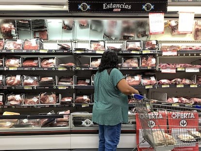 Una mujer consulta los precios de la carne en un supermercado de Buenos Aires, este mes.