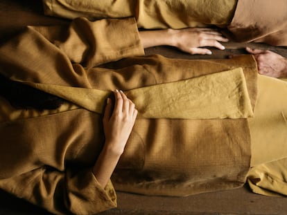Colorear una prenda con cebolla no da siempre el mismo resultado, pero las tonalidades varían entre amarillos y dorados hasta bronces anaranjados o marrones claros.
