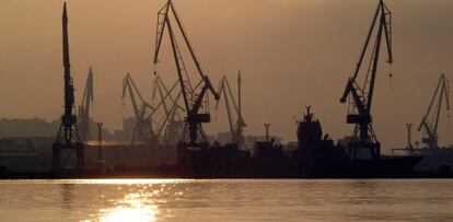 Grúas del astillero de Navantia en Ferrol