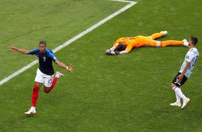 Mbappé festeja el cuarto gol de Francia ante Argentina.