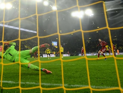 Lewandowski ejecuta el penalti del definitivo 2-3.