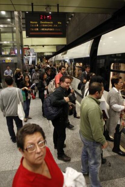 Pasajeros en el andén del metro en Valencia, este jueves.