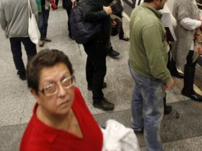 Pasajeros en el andén del metro en Valencia, este jueves.