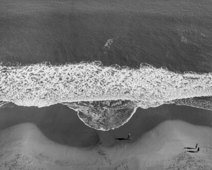 A costa do Pacífico, na Califórnia. Zabalza recolheu neste volume mais de uma centena de fotos feitas em meio mundo.