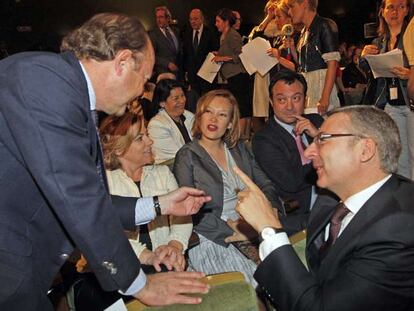 Javier Díez Polanco saluda a José Blanco en presencia de Elena Valenciano, Leire Pajín y Manuel Cobo