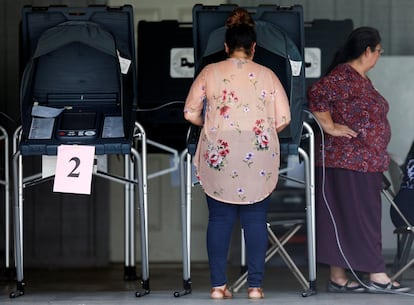 Una mujer vota en una mela electoral en Houston, Texas.