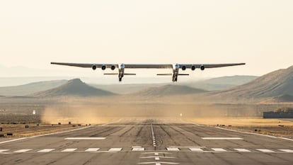 El avión más grande del mundo está fabricado principalmente de fibra de carbono para ser a la vez ligero y resistente y tener una gran capacidad de carga.