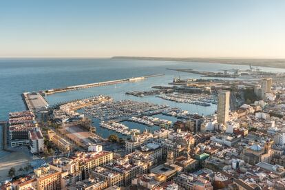 Vista de Alicante y su puerto.