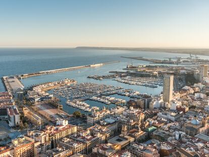 Vista de Alicante y su puerto.