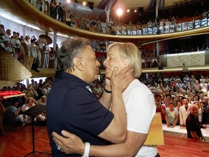 Zubin Mehta con Elfi Blank, la ciudadana austriaca que consiguió por 8.300 euros, en una subasta, la batuta
del maestro.
/ thomas haentzschel / norklicht
Músicos de la Filarmónica de Viena, en el barco.