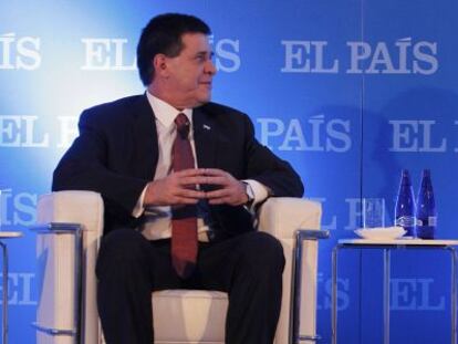 Juan Luis Cebri&aacute;n, presidente del Grupo PRISA, junto con el presidente de Paraguay, Horacio Cartes.