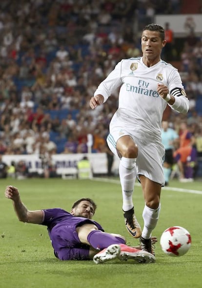 El delantero portugués del Real Madrid Cristiano Ronaldo (d) lucha el balón con el uruguayo Sebastián Cristóforo, centrocampista de la Fiorentina.
