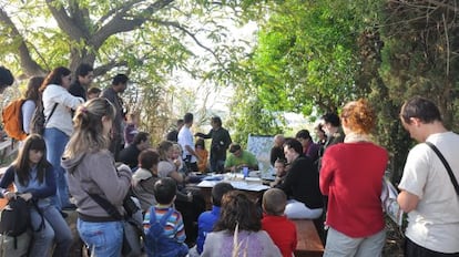 Participantes en un taller de observaci&oacute;n de aves.