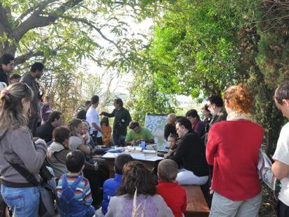 Participantes en un taller de observación de aves.