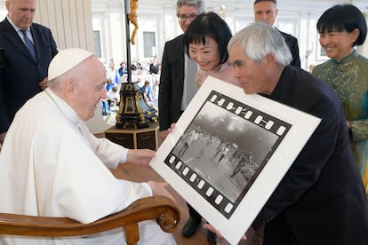 El papa Francisco recibe una copia de la foto que Nick Ut tomó a Kim Phuc y otros niños en Vietnam, en una audiencia el 11 de mayo.