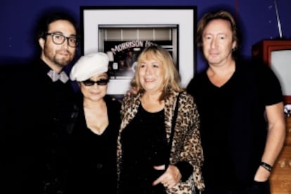 Cynthia Powell junto a su hijo Julian y Yoko Ono, segunda mujer de John Lennon, y su hijo Sean.