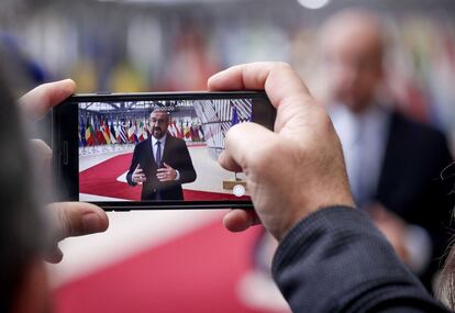 Las negociaciones con el Reino Unido ocuparán buena parte de la agenda de esta primera jornada de cumbre, en la que se prevé que la Comisión informe a los líderes de los avances en estas conversaciones. En la imagen, un periodista graba con su móvil las declaraciones de presidente del Consejo Europeo, Charles Michel, al inicio de la cumbre.