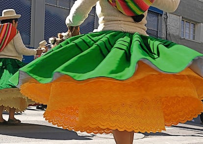La pollera es un símbolo de la lucha por la identidad nacional. La nueva clase emergente se afirma en Bolivia, abandonando esta vestimenta, o asumiéndola.