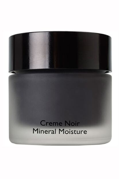 La firma Your Name no es muy conocida en España y solo para profesionales que ofrece productos tan sorprendentes como esta Noir Mineral Moisture Cream, de color negro. En su composición hay minerales, algas y polisacáridos que estimulan la actividad de los fibroblastos y favorecen la producción natural de colágeno. El resultado es una piel más firme, elástica e hidratada. Su textura es ligera, como un gel que se absorbe al instante. Para adquirir cualquiera de sus productos hay que darse de alta en su web y solicitarla online aunque hay boutiques que la venden por unos 30 euros.

	 

	
		
			
				 
			
				 