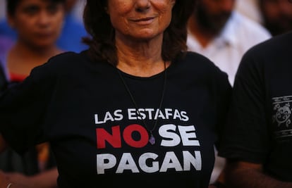 Una mujer marcha en una protesta contra el FMI en Buenos Aires en marzo de 2022.