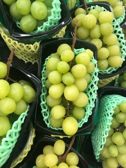 Racimos de uvas envasados.