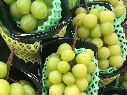 Racimos de uvas envasados.