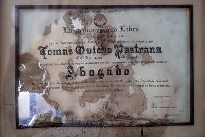 Diploma de grado de la carrera de derecho de Tomás Oviedo.