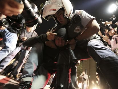 Um integrante do Black Bloc é detido pela polícia em São Paulo.
