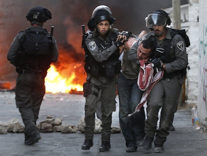 Agentes israelíes detienen a un palestino durante los enfrentamientos en Jerusalén (Israel). Los incidentes violentos y la situación de emergencia continuaron en Jerusalén y Cisjordania, por tercer día consecutivo, tras un fin de semana de tensión y decenas de enfrentamientos que siguieron al asesinato, el jueves y el sábado, de cuatro israelíes en ataques palestinos.