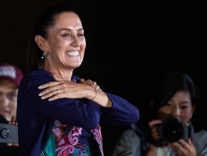 Claudia Sheinbaum celebra en el Zócalo con sus seguidores, este 3 de junio.