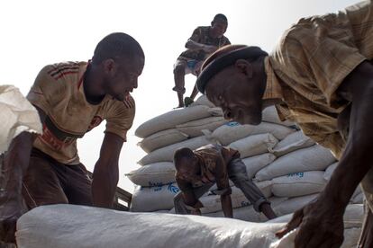 Un grupo de trabajadores llena un camión de sacos de arroz en el almacén del PMA de Diffa. Cargamentos como este llegan una vez al mes a puntos de distribución en todo el país. Estos, en concreto, se dirigen a la aldea de Chetimari, a sólo cuatro kilómetros de la frontera con Nigeria, donde serán repartidos entre los refugiados y la población local que los acogió cuando comenzaron a llegar, en septiembre de 2014.