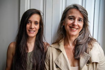 Ángela Boix y Fernanda Orazi, retratadas en el Teatro del Barrio de Madrid.