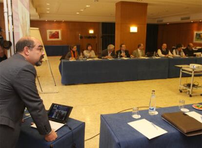 Campos se dirige a los agentes educativos a los que explicó en San Sebastián el contenido de su última propuesta.