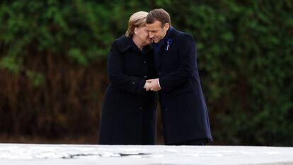 La canciller alemana, Angela Merkel, y el presidente francés Emmanuel Macron, estrechan sus manos en los actos conmemorativos del centenario de la Gran Guerra, en París.