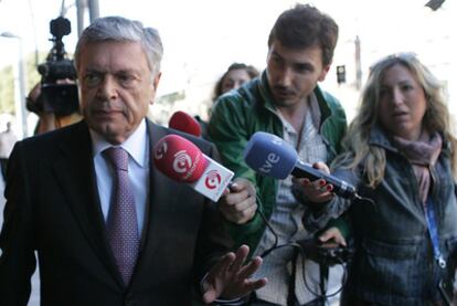 El presidente de la CAM, Modesto Crespo, entra en la sede de la entidad, ayer en Alicante.