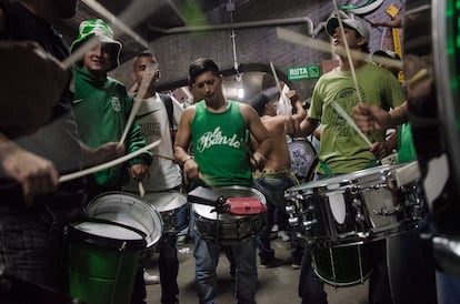 Banda de Los Del Sur antes de salir a la tribuna.