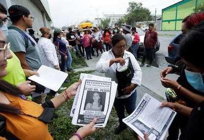 Dolores Bazaldua, madre de Debanhi Escobar, reparte el boletín de búsqueda de su hija, en Escobedo, Nuevo León, el pasado miércoles.