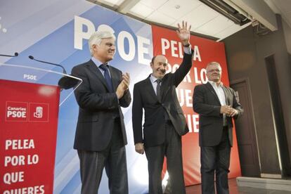 El candidato del PSOE, Alfredo P&eacute;rez Rubalcaba, junto al secretario del PSOE canario, Jos&eacute; Miguel P&eacute;rez, y el senador Domingo Fuentes.